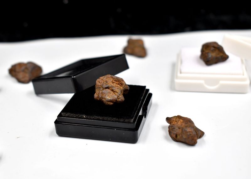 Kenya Serico Olive Meteorito Meteorito Ferro Meteorito Tiantie Noroeste Não-condrito Ensino Espécime de Ciência Popular_voghion.com