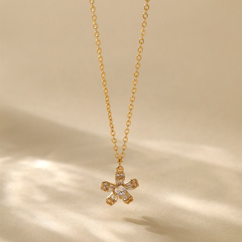Cadena de clavícula de estilo lujoso y ligero con forma de abanico de oro real K bañado en cobre que se puede apilar y usar con un collar de amor de moda con diseño de concha_voghion.com