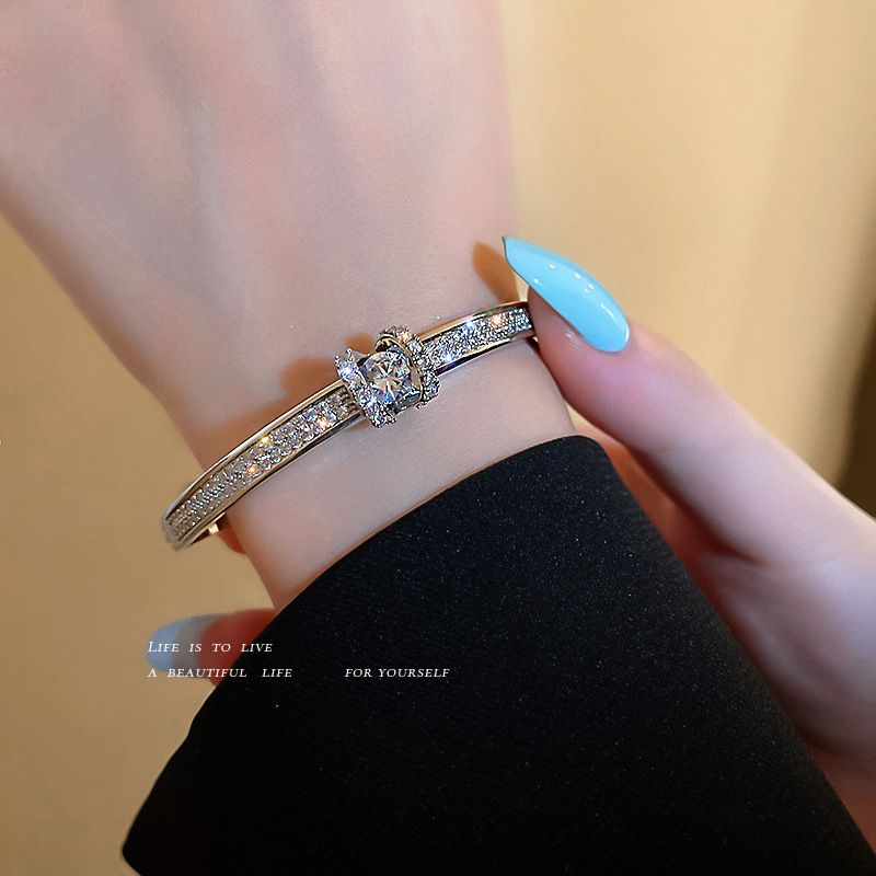 Designer Fashion Geometric Dia-encrusted Roman Circle Girlfriends Bracelet_voghion.com