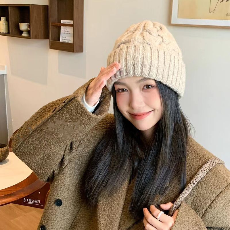 Pull en tricot chaud conçu spécifiquement pour les femmes, avec un design en tricot rayé élégant adapté à une variété d'occasions, un chapeau d'hiver de grande taille._voghion.com