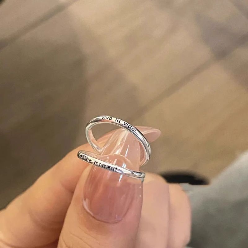 Stesso anello con fascia semplice incisa in inglese, stile coreano, versatile e di alta qualità, impilabile, per dito indice_voghion.com