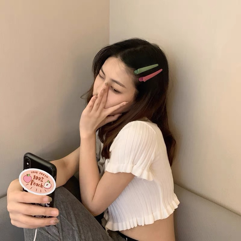 Matinis makiažas, didelis ančiukų prausiamasis veidas, internetinė raudona plaukų segtukas, minimalistiniai galvos apdangalai moterims_voghion.com