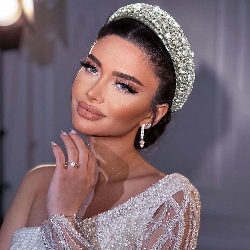 Lesklá čelenka s hustou houbou plná diamantů Svatební ručně vyráběné doplňky k večerním šatům čelenky_voghion.com