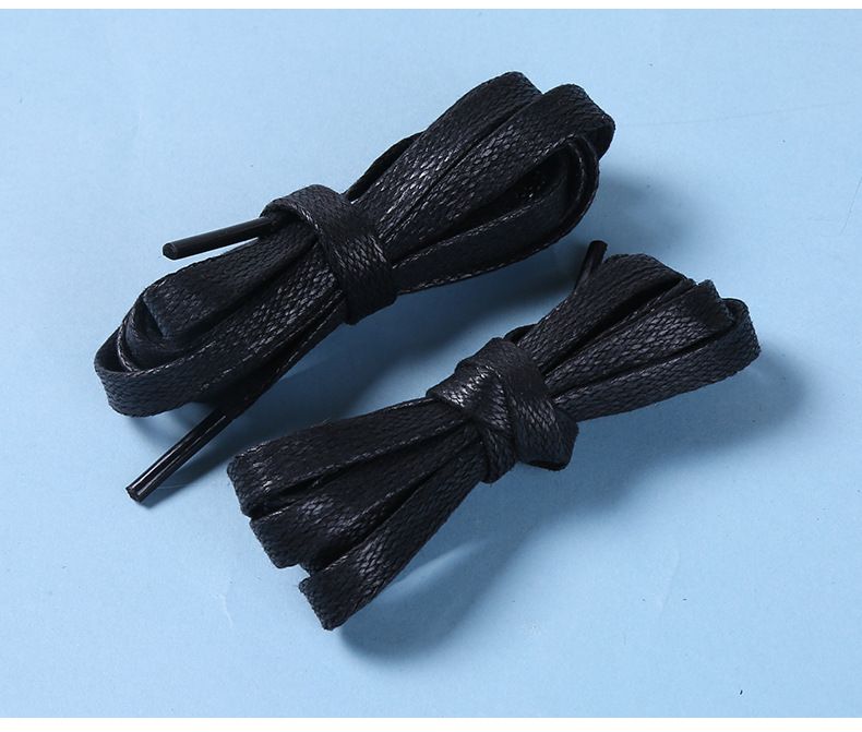 Scarpe in pelle da uomo e da donna abbinate con lacci classici neri e bianchi_voghion.com