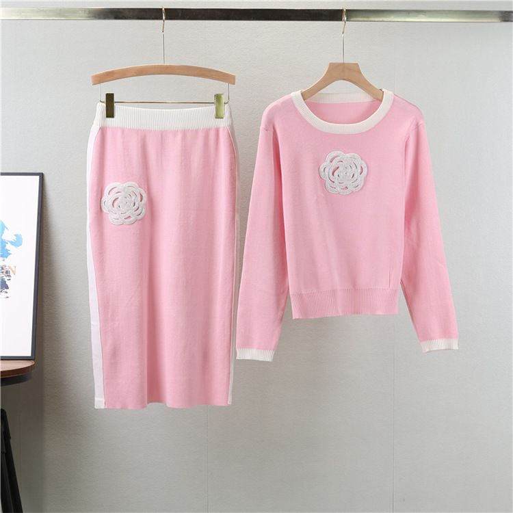 Vêtements pour femmes nouveau costume en tricot camélia haut col rond tempérament à la mode pour femmes avec jupe de hanche de couleur contrastante_voghion.com