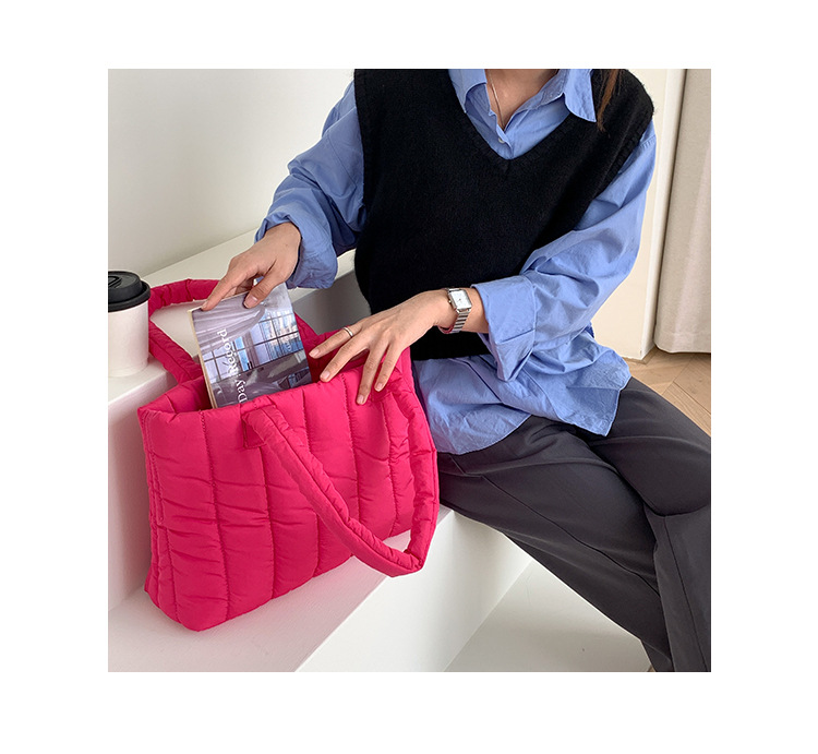 Down Bag Women's 2023 Autunno e inverno New Casual Women's Bag Niche borsa tote monospalla imbottita in cotone a righe di grande capacità_voghion.com