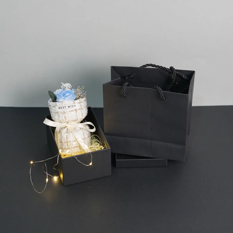 Weihnachtsgeschenke Mini-Taschen-Set mit kleinem Rosenstrauß, konservierten Rosen und künstlichen Blumen in Geschenkbox, Muttertagsgeschenk_voghion.com