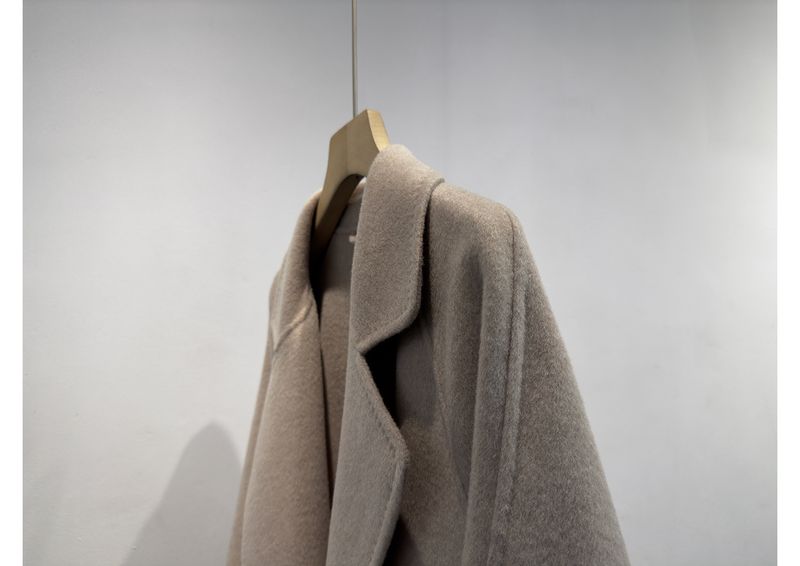 Trench double-face di lusso in misto cashmere e seta per donna – Elegante design con spalle scese, cappotto lungo aderente con drappeggio lusinghiero_voghion.com