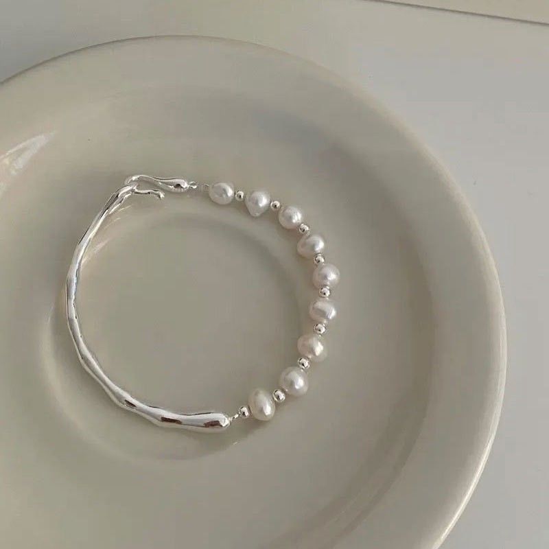 Bracelet baroque irrégulier en argent sterling à vendre avec perles d'eau douce semi-jonc plaqué or blanc bijoux fins_voghion.com