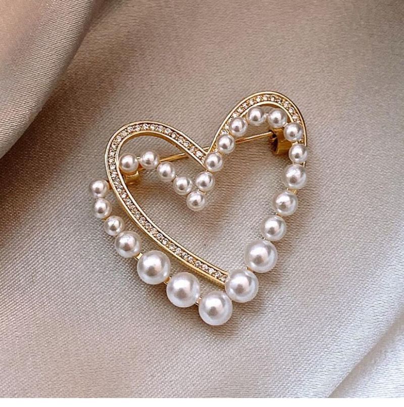 Design Sense Pearl Love Brooch New Trendy High-end Women's Delicate Pin Fixed Coat Sweater Accessories_voghion.com