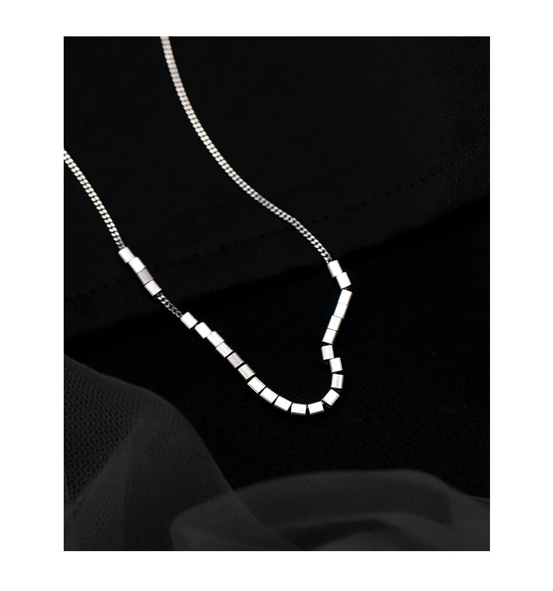 Collier petit cube en argent sterling pour femme, design de niche d'été, style froid simple, chaîne de clavicule géométrique en argent cassé_voghion.com