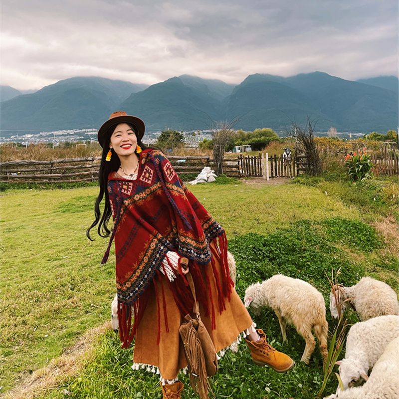 Vacanze autunnali e invernali Xizang Yunnan mantello rosso con cappuccio con nappe natalizie scialle caldo con protezione solare con cappuccio_voghion.com