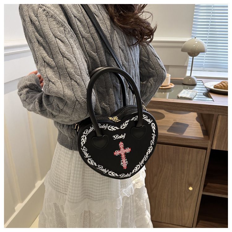 Borsa da donna personalizzata Rivet Punk Dark 2024 Nuova borsa a forma di cuore, borsa a tracolla incrociata, borsa a tracolla per donna_voghion.com