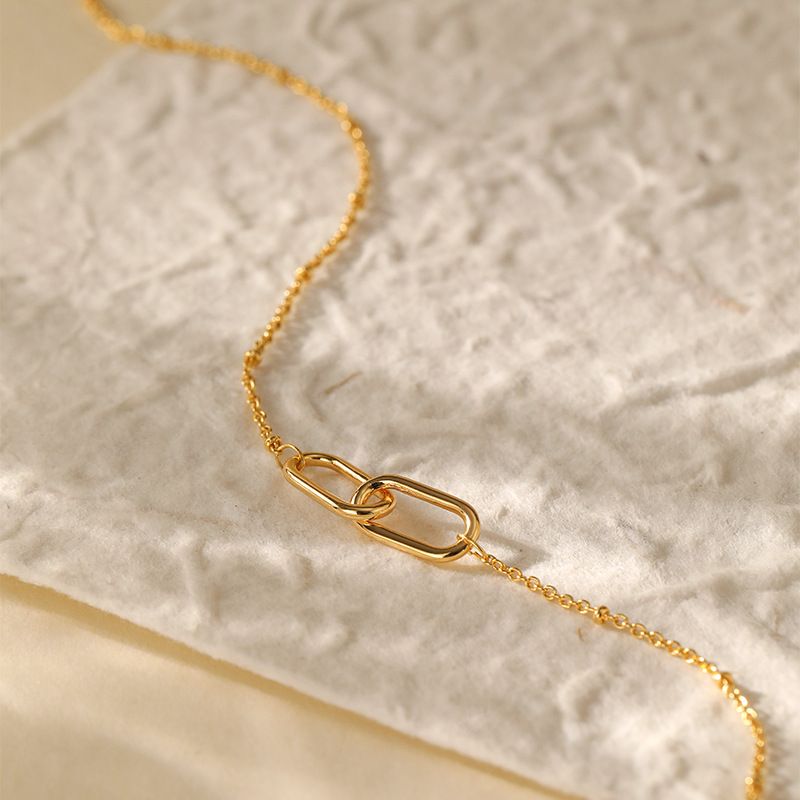 Cadena de clavícula de estilo lujoso y ligero con forma de abanico de oro real K bañado en cobre que se puede apilar y usar con un collar de amor de moda con diseño de concha_voghion.com