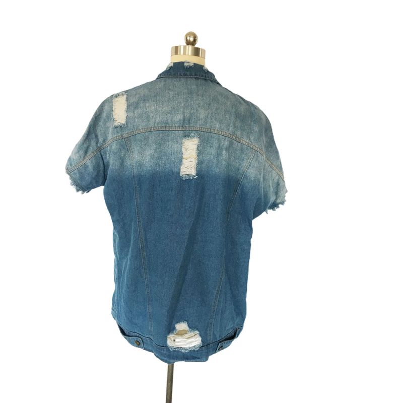 Damesmode-persoonlijkheid doet een oud gescheurd, middellang vintage denim jasje met korte mouwen_voghion.com