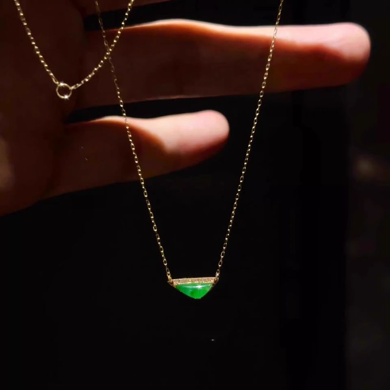 Nuova collana cinese in calcedonio con triangolo di diamanti intarsiati micro per donna, clavicola di lusso leggera e di alta gamma_voghion.com