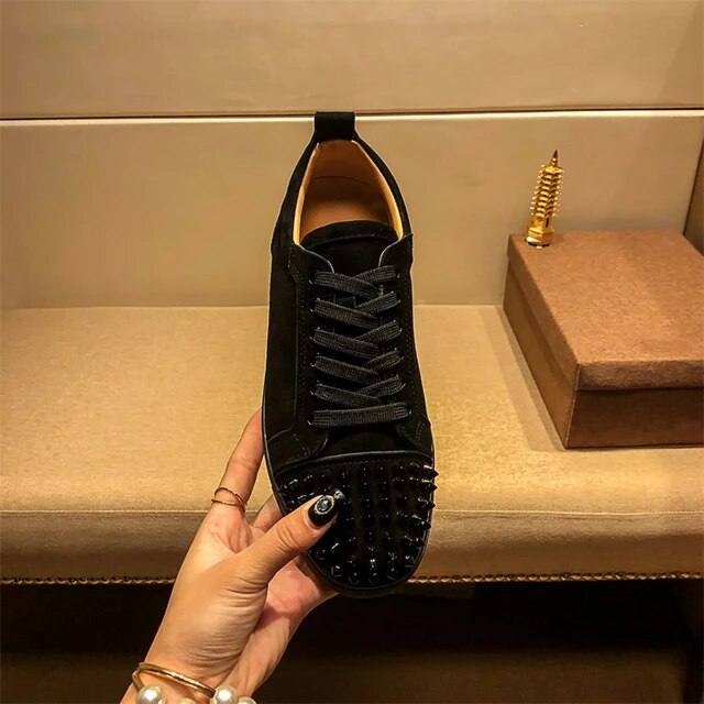 Projektant mody Buty męskie Nitowane buty Casual Oddychające jednokolorowe niskie Top Małe białe buty Zasznurowane płaska podeszwa_voghion.com