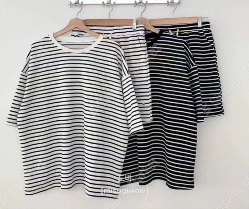 Ensemble 2 pièces rayé d'été Dongdaemun coréen pour femme : t-shirt à manches courtes et short (décontracté, tendance, coupe ample)_voghion.com