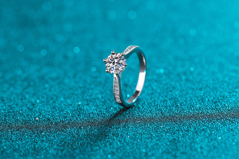 Six Claw Mosang Stone Ring, Pure Silver, High end, Light Luxury, Plating with Pt950 Gold Jewelry for Women in Small and_voghion.com