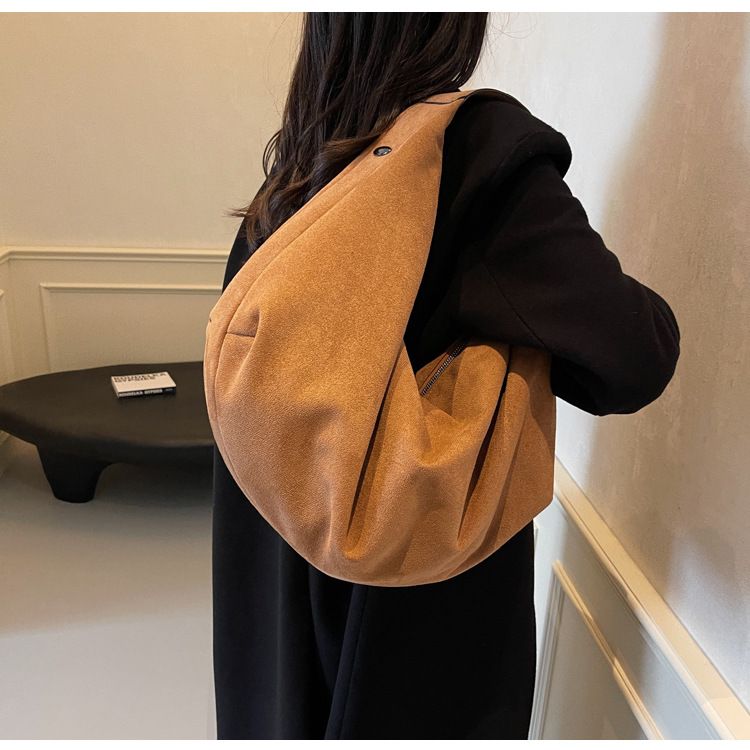 Alkalmi és pihentető nagy kapacitású táska női új őszi és téli ingázó válltáskához, velúr táska_voghion.com