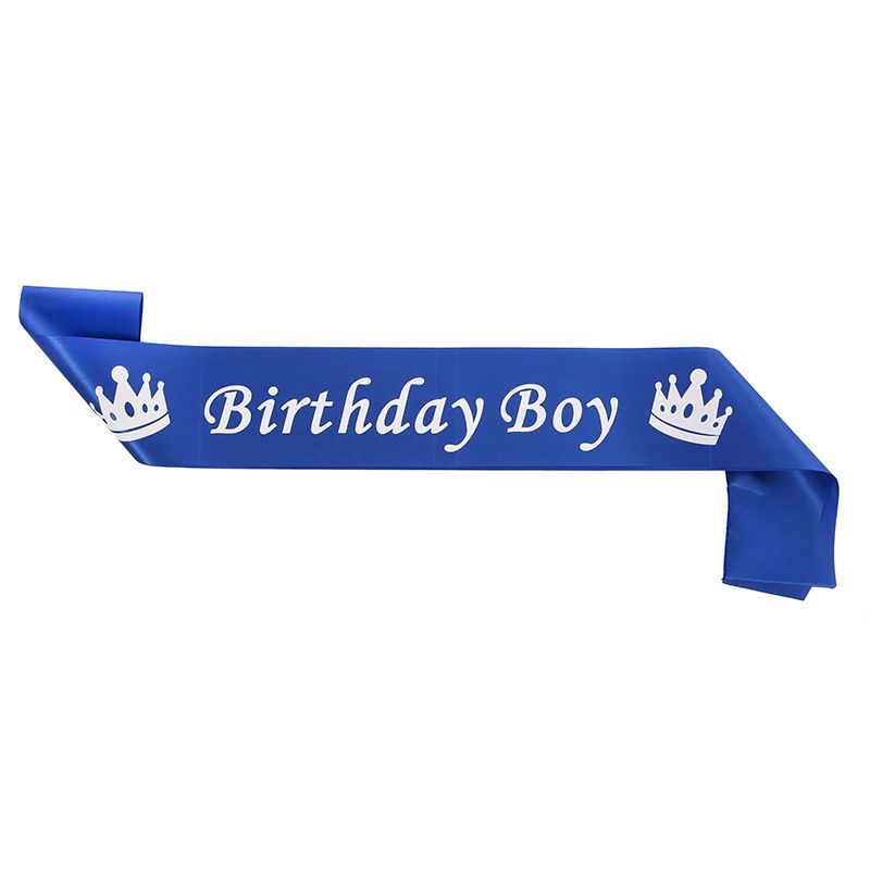 Cinturón de fiesta con corona de cielo estrellado azul y etiqueta para cumpleaños de niño._voghion.com