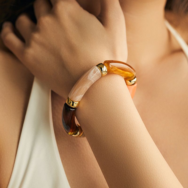 Bracelet en acrylique fait main - Bloc de couleurs audacieux et effet marbre (manchette épaisse surdimensionnée, bijoux en résine artistique, accessoire unisexe tendance)_voghion.com