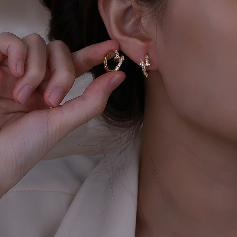 New high-end with super sparkling full diamonds, fashionable golden snake ear buckle earrings_voghion.com