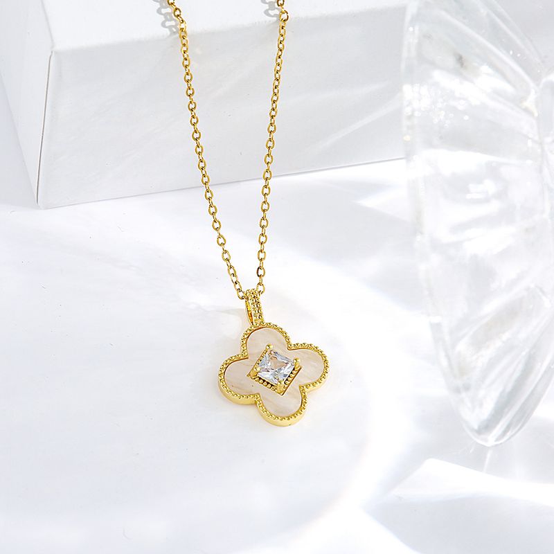 Nouveau collier pour femme en acier titane orné d'un trèfle à quatre feuilles émeraude, avec pendentif en zircon micro-incrusté et nacre._voghion.com