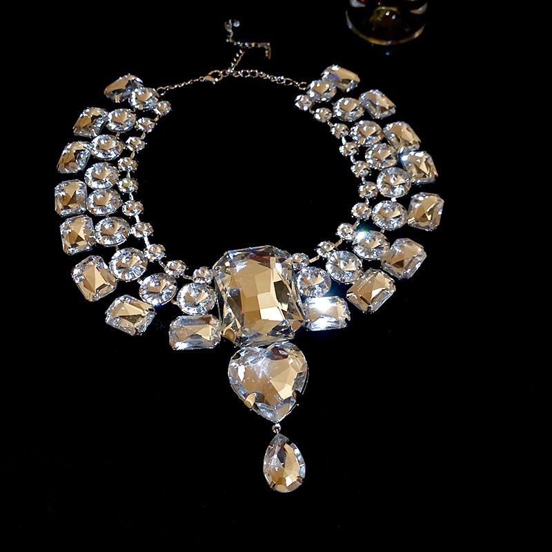 Collana con ciondolo a forma di goccia con cuore quadrato in diamanti intarsiati, catena per clavicola esagerata, lusso leggero e di alta qualità._voghion.com