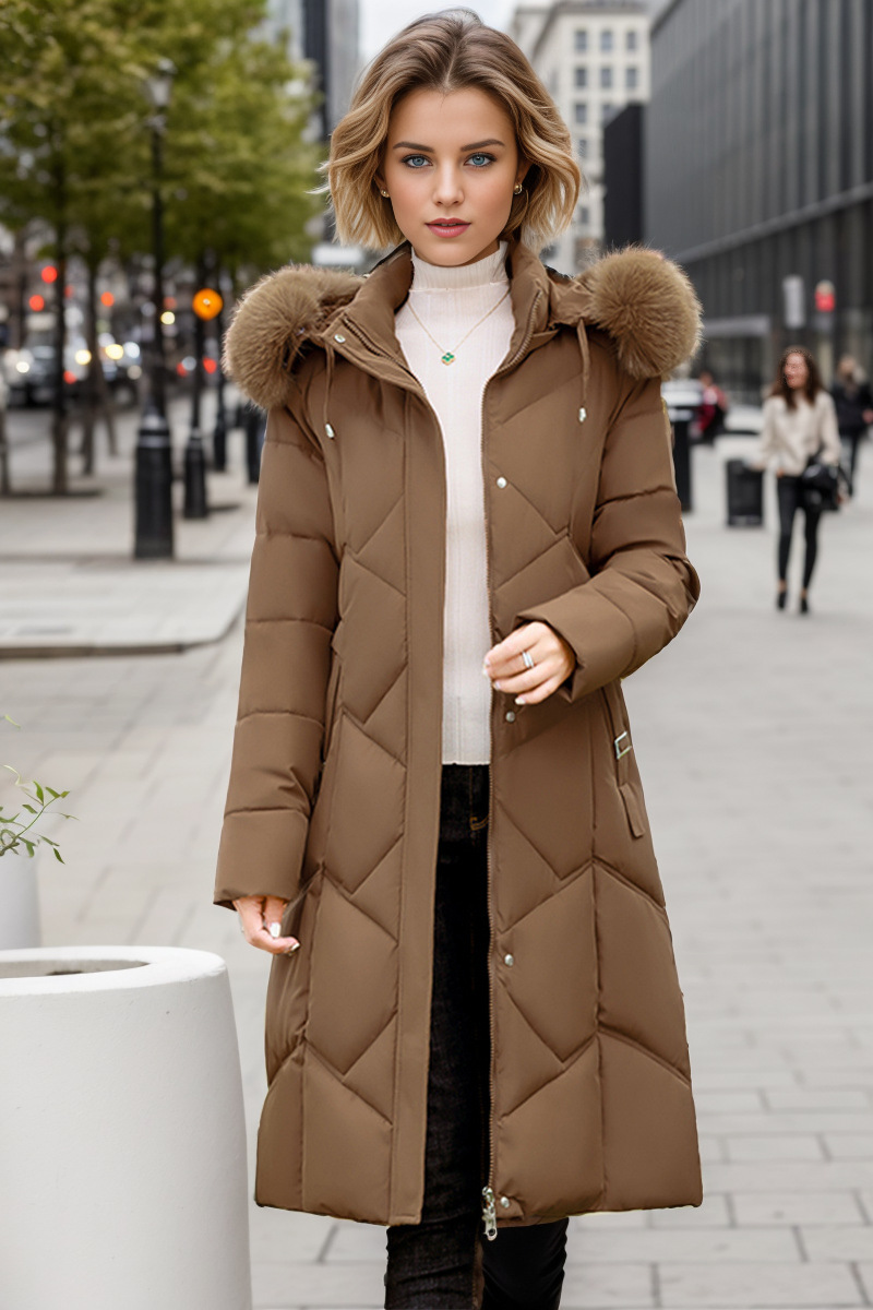 Warme Damenjacke im Winterstil ist lang und dick mit schwerem Haarband und Hutmantel_voghion.com