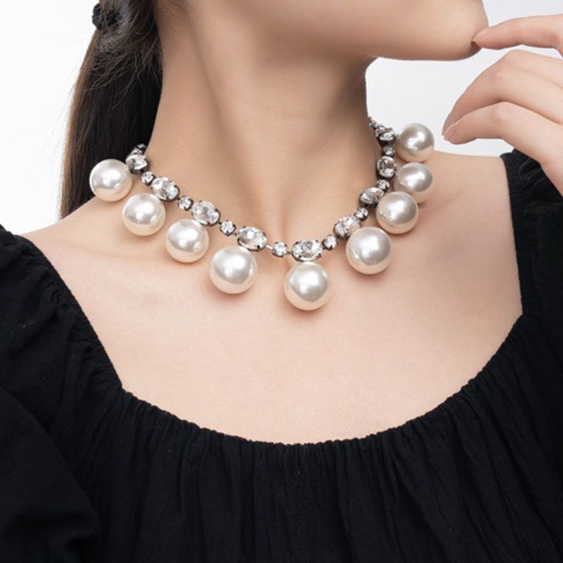 2025 Nouveautés Ensemble de perles pour femmes Collier ras du cou multicouche en strass Ensembles de bijoux blancs pour femmes Filles Mariage et soirée à thème_voghion.com