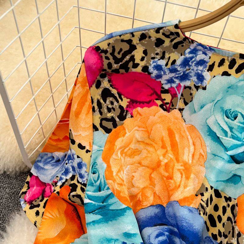 Abbigliamento da donna, estivo, leggero, maturo, stile retrò, temperamento, maniche corte, scollo a V, vita snellente, lunghezza media, linea ad A, stampato, plissettato, vestito_voghion.com