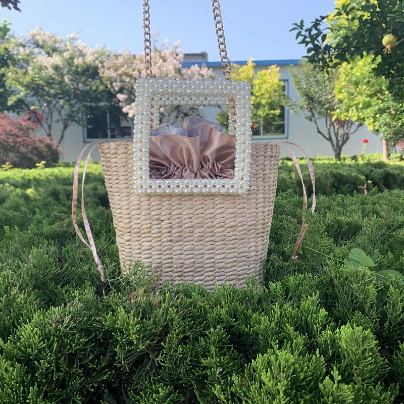 Borsa a tracolla con catena e tracolla singola in paglia intrecciata con manico in perle estive da donna_voghion.com
