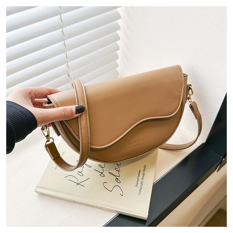 This year's fashionable solid color texture single shoulder crossbody for women's 2024 new versatile Instagram popular_voghion.com