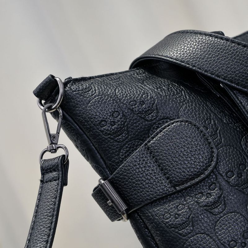 Schultertasche mit Nieten – Umhängetasche aus weichem Leder mit Strasssteinen (modisches Damenaccessoire mit verstellbarem Riemen zum Tragen in der Hand oder über der Schulter)_voghion.com