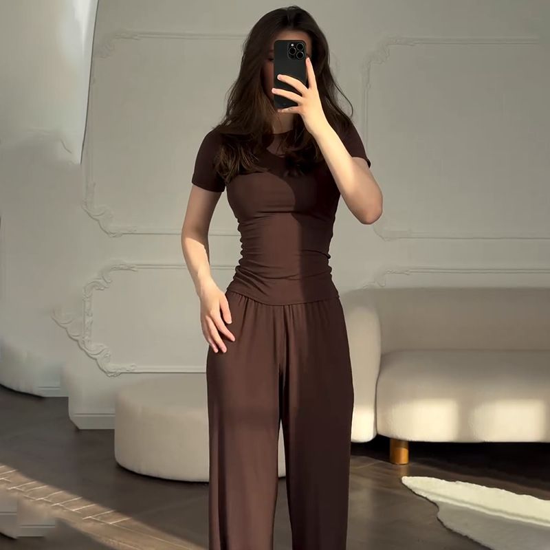 Kadın Geniş Paça Pantolon Takımı - İş ve Günlük Kullanım İçin Şık Yuvarlak Yaka Üst ve Dökümlü Pantolon_voghion.com