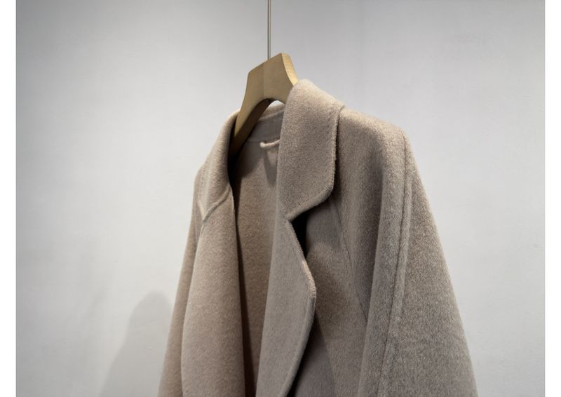 Trench double-face di lusso in misto cashmere e seta per donna – Elegante design con spalle scese, cappotto lungo aderente con drappeggio lusinghiero_voghion.com
