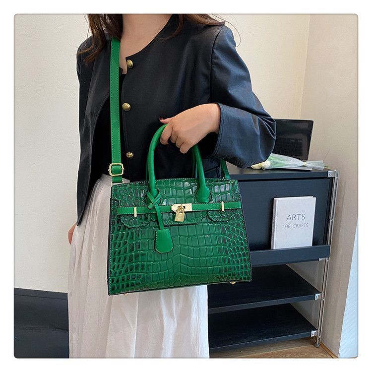 Pelle lucida con motivo coccodrillo per donna 2023 Nuova celebrità di lusso leggera per pendolari ad alta capacità Moda versatile_voghion.com