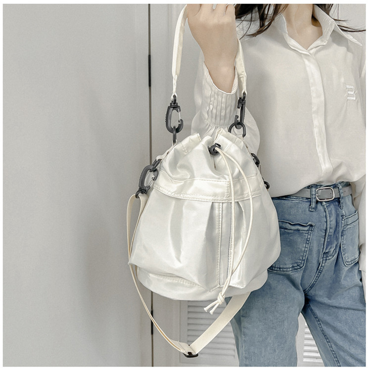 Eenzel Schëller-Crossbody-Täsch, Casual Schnürpäck, Liichtgewiicht Handtasche mat grousser Kapazitéit, Nylon-Eemertasch fir Fraen_voghion.com