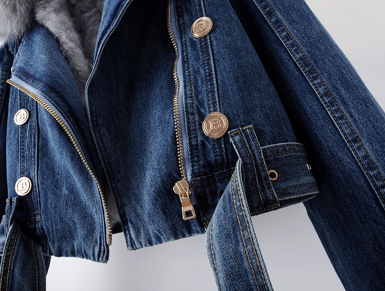 Giacca corta da donna in denim di piccole dimensioni, alla moda, con collo in pelliccia di volpe e fodera in pelliccia di coniglio, stile autunno e inverno_voghion.com