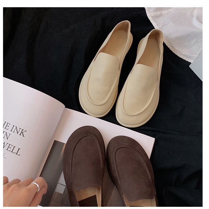 loafers. Lage hakken voor vrouwen, wolken, minimalistische ronde neus, wikkelvoeten,_voghion.com