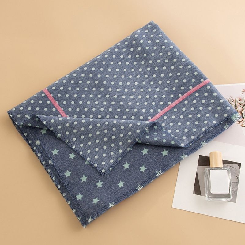 Scialle di cashmere alla moda con un senso di lusso, eleganza e versatilità. Stampa a pois rotondi, spesso, a freddo_voghion.com