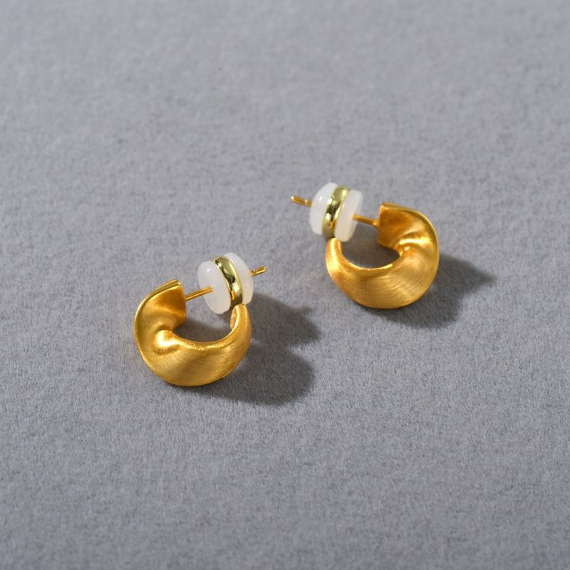 Damenschmuck – Elegante C-förmige Creolen aus Messing mit 18 Karat Vergoldung, strukturierter Oberfläche und einzigartigem asymmetrischem Design für den Alltag_voghion.com