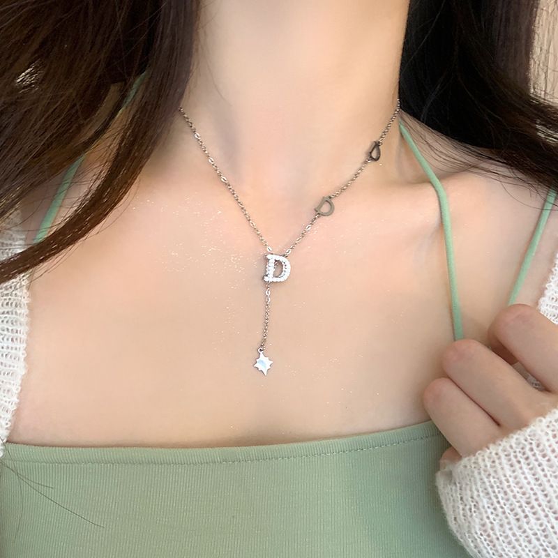 Einfache Halskette mit Zirkonia und D-Buchstaben für Damen, leichtes Luxus-Nischendesign, vielseitige High-End-Schlüsselbeinkette aus Titanstahl_voghion.com