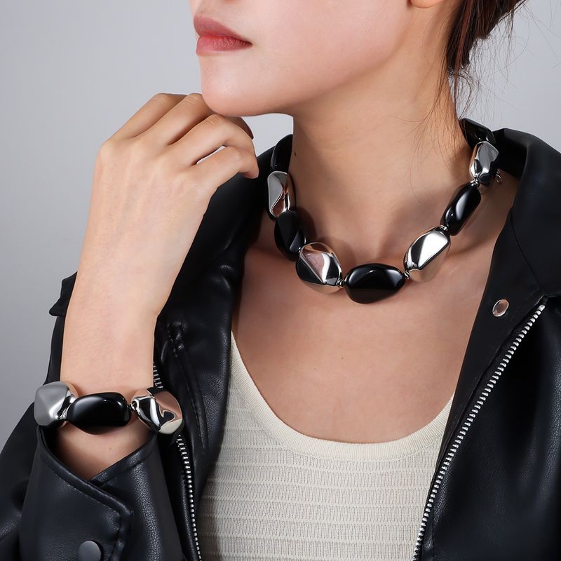 Collana con clavicola, perline grandi ed esagerate, in acrilico irregolare, semplice e suggestiva._voghion.com