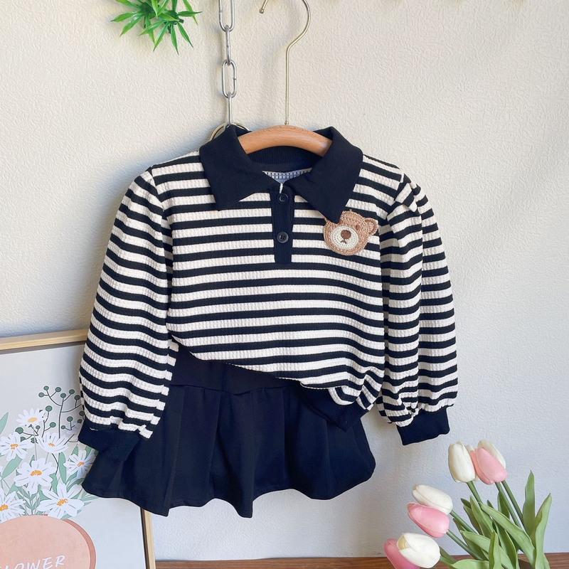 Versione coreana della nuova bambina autunnale del 2023 con felpa con cappuccio a forma di orsetto a righe e gonna corta a pieghe in due pezzi_voghion.com