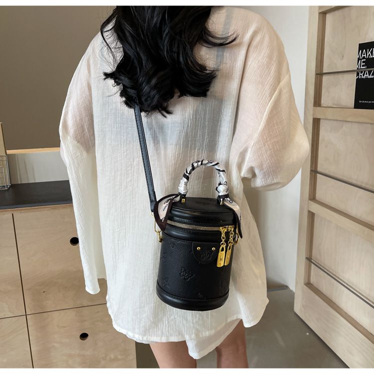 Borsa da donna retrò con motivo a farfalla, borsa a secchiello con colori a contrasto, borsa cilindrica da donna, borsa a tracolla con texture alla moda, design di nicchia_voghion.com