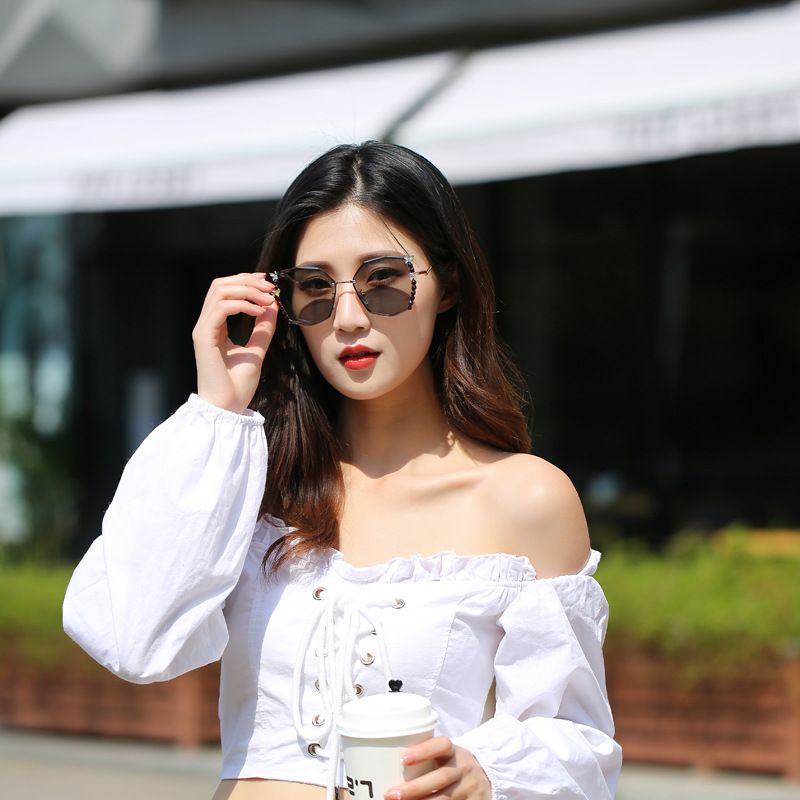 Nuovi occhiali da sole rotondi con montatura grande e resistente ai raggi UV, con diamanti intarsiati, stereo a farfalla, da donna, mostrano il viso, piccolo scatto di strada_voghion.com