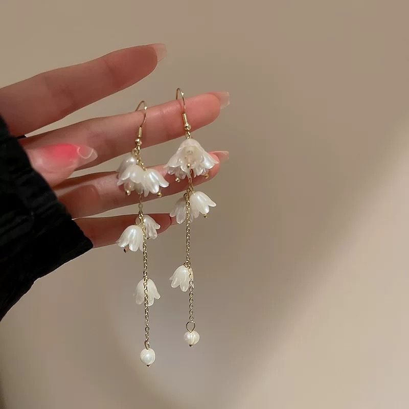 Orecchini con perle e diamanti in argento con frange a forma di fiore, orecchini di nicchia, temperamento atmosferico, orecchini di lusso leggeri e di alta gamma._voghion.com