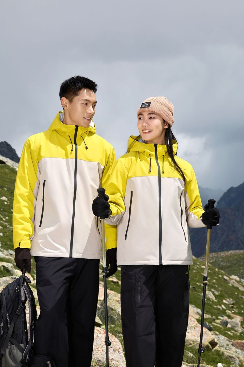 Graphene Thermal Group zakupiła wiatroodporną, wodoodporną, ciepłą, outdoorową kurtkę z nadrukiem, podszytą polarem_voghion.com